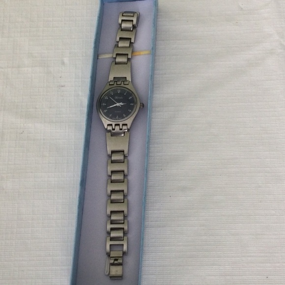 Woman’s Kanadu Watch color sliver #18 - Picture 1 of 6